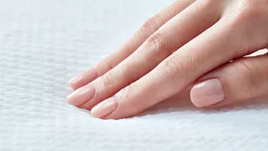 低刺激タッチワッフルシートを手で軽く押しているイメージ。