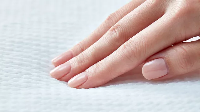 低刺激タッチワッフルシートを手で軽く押しているイメージ。