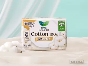 ロリエの生理用ナプキン、しあわせ素肌天然コットン100%の商品ビジュアル。コットンとともに商品が並んでいる。