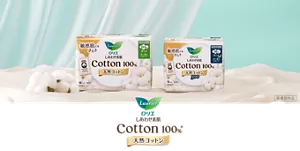 ロリエの生理用ナプキン、しあわせ素肌天然コットン100%の商品ビジュアル。コットンとともに商品が並んでいる。