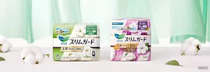 ロリエの生理用ナプキン、スリムガード 天然コットン100%の商品ビジュアル。柔らかいグリーンの背景やコットンとともに商品が並んでいる。