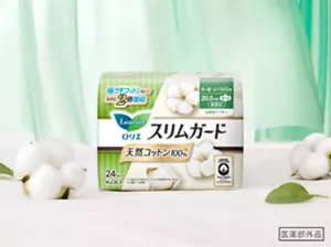 ロリエの生理用ナプキン、スリムガード 天然コットン100%の商品ビジュアル。柔らかいグリーンの背景やコットンとともに商品が並んでいる。