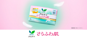 ロリエの生理用ナプキン、スリムガードさらふわ肌の商品ビジュアル。淡いピンクと緑色の空間、羽とともに商品が置かれている。。