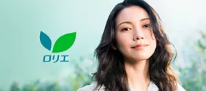 二階堂ふみさんとロリエロゴのビジュアル。ブランドカラーのグリーンを背景に、自然なほほえみの二階堂ふみさん。