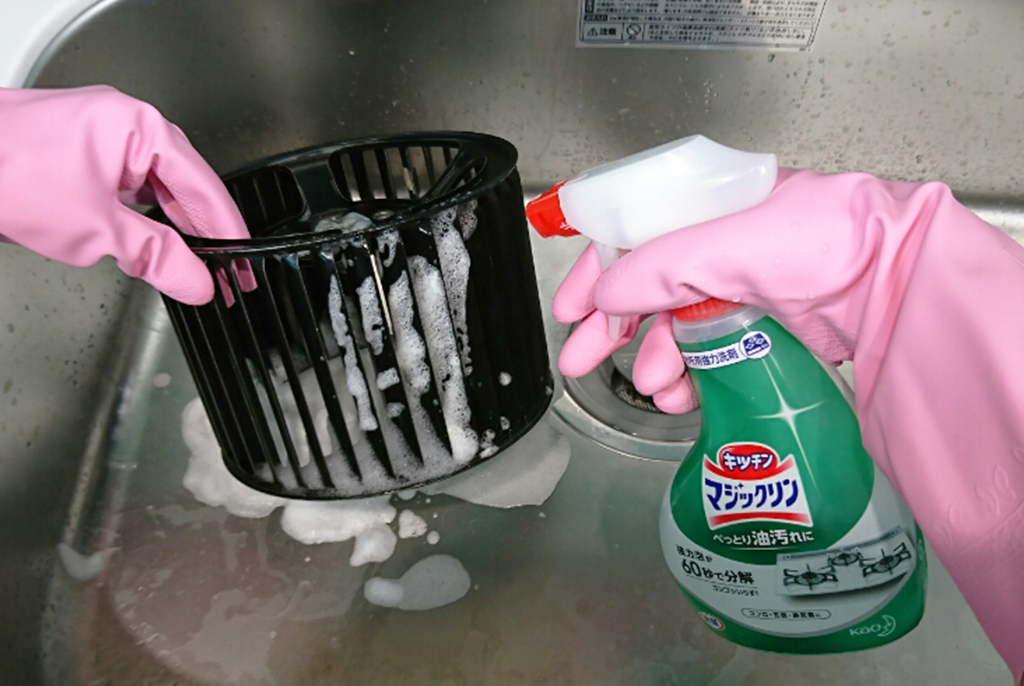 換気扇 レンジフードの油汚れ 前処理と専用洗剤で簡単キレイに 応援 くらしのキレイ 花王 くらしの研究 換気扇 レンジフードの油汚れ 前処理と専用洗剤で簡単キレイに 応援 くらしのキレイ 花王 くらしの研究