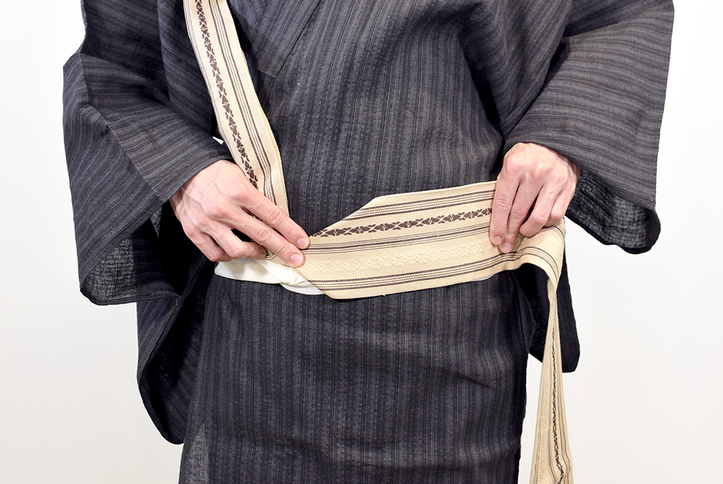 初心者でも粋に 男性浴衣の5つの着付けポイントと簡単な帯の結び方 応援 くらしのキレイ 花王 くらしの研究