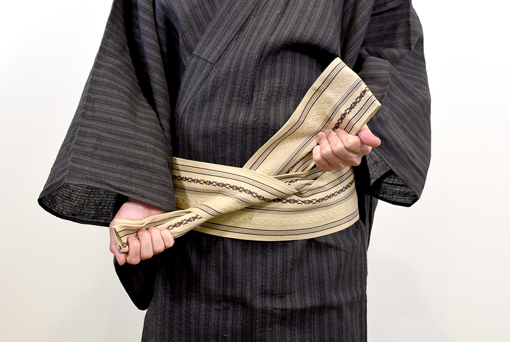初心者でも粋に 男性浴衣の５つの着付けポイントと簡単な帯の結び方 応援 くらしのキレイ 花王 くらしの研究