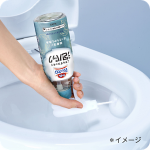 逆さスプレーをしているイメージ画像