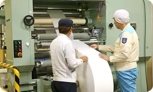 不織布の品質を確認する工場責任者達の画像