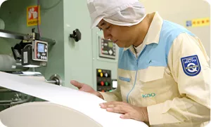 目で見て触って実際に不織布を確認する工場責任者の画像