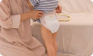 夜用おむつをはく赤ちゃん