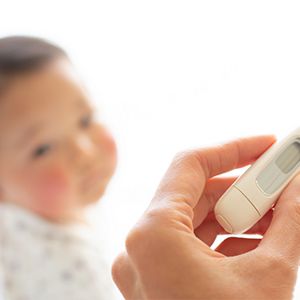赤ちゃんの体温を測る