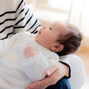 ママに抱っこされる赤ちゃん