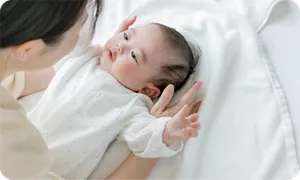 ママにあやされている赤ちゃん