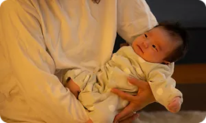 抱っこされている赤ちゃん