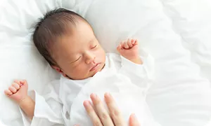 眠っている新生児