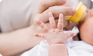 ミルクを飲む新生児