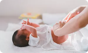 新生児のおむつ替え