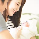 新生児を抱っこするママとパパ