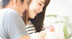 新生児を抱っこするママとパパ