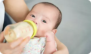 ミルクを飲む赤ちゃん