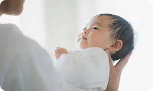 ママを見つめる赤ちゃん