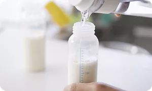 哺乳瓶にミルクを入れる