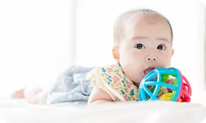 おもちゃで遊ぶ赤ちゃん