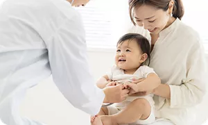 健診を受ける赤ちゃん