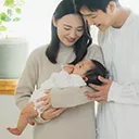 赤ちゃんを抱っこするママとパパ