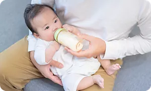 ミルクを飲む赤ちゃん