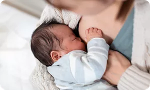 母乳を飲む赤ちゃん