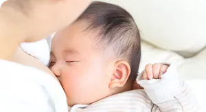 母乳を飲む赤ちゃん