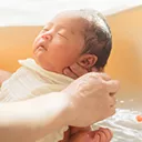 沐浴する新生児