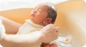 沐浴する新生児
