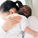 新生児にげっぷさせる