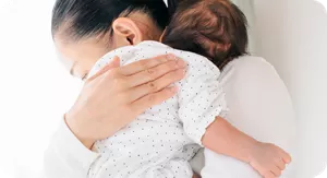 新生児にげっぷを出させるママ