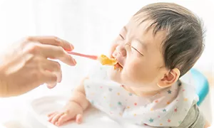 離乳食を食べる赤ちゃん