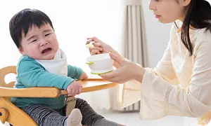 離乳食を食べたがらない様子の赤ちゃん