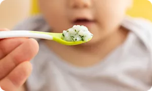 離乳食を食べる赤ちゃん