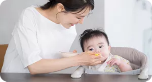 離乳食を食べる赤ちゃん