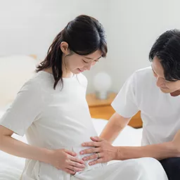 胎動をチェックする夫婦