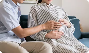 胎動をチェックする夫婦