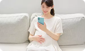 胎動カウントを行う妊婦