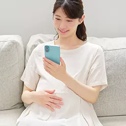 胎動をカウントする妊婦