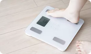 体重を測る妊婦