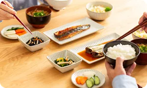 食事を摂る夫婦