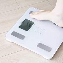 体重を測る妊婦
