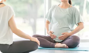 マタニティヨガをする妊婦