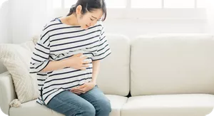 おなかが痛い様子の妊婦